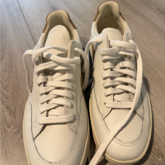 NWOT Veja V-12 Sneakers Extra White/Dune Size US 7/EU 38 - Picture 4 of 8